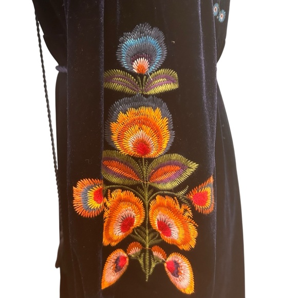 Cactus Women's dress size medium heavy emboidered navy blue velvet - Picture 15 of 16